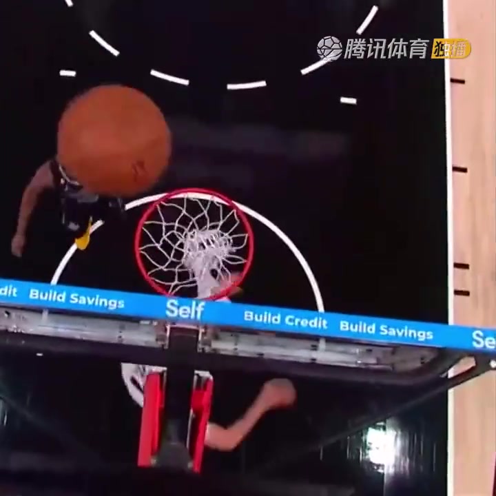 罕見(jiàn)一幕！努爾基奇拋投 球神奇停在籃板上沿 看呆凱爾登?。ㄅ瑺柣婕\）